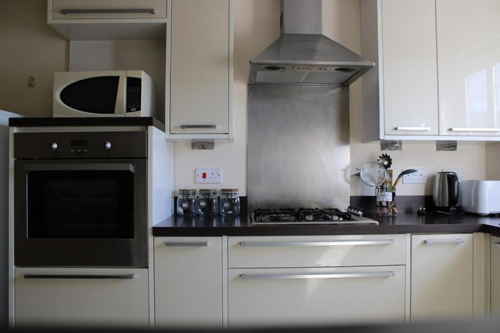 Two Bedroom Apartment, Free Parking, Close To Uclan And Free Wifi Preston  Extérieur photo